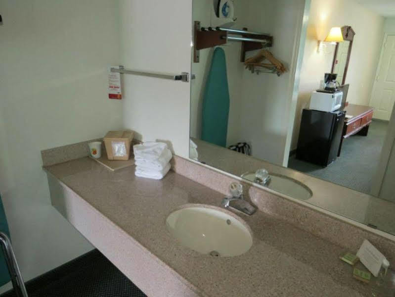 Super 8 by Wyndham Kingston Hotell Eksteriør bilde